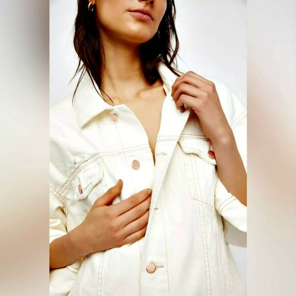 NWOT! FREE PEOPLE DISTRESSED DENIM TRUCKER JACKET - Picture 4 of 8
